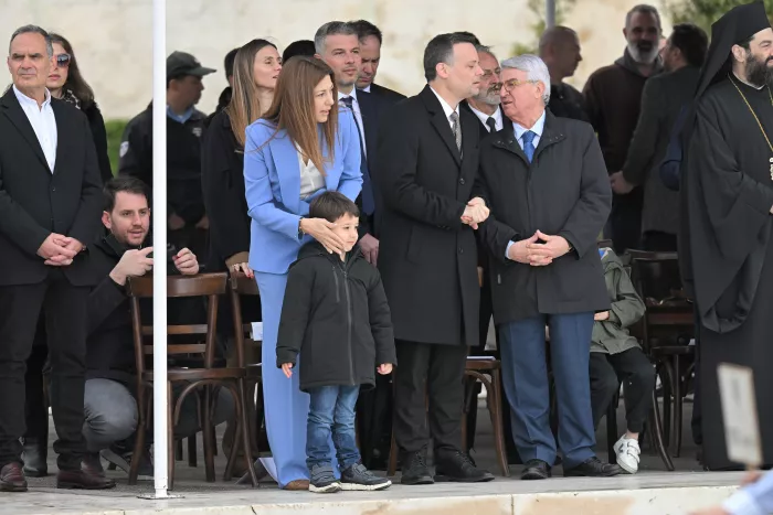 25η Μαρτίου: «Βροχερή» η μαθητική παρέλαση - Δείτε εικόνες και βίντεο