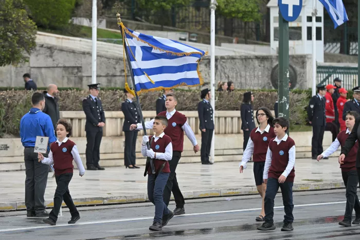 25η Μαρτίου: «Βροχερή» η μαθητική παρέλαση - Δείτε εικόνες και βίντεο