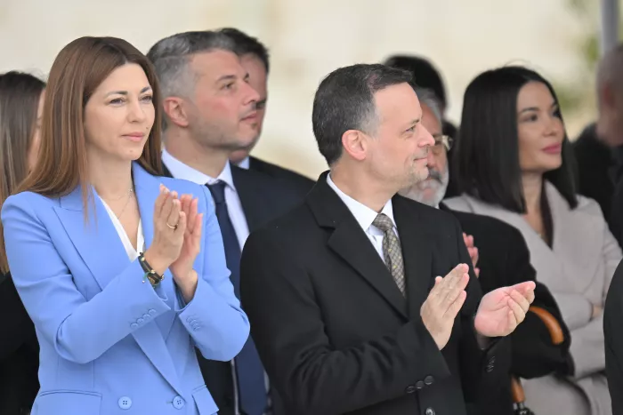 25η Μαρτίου: «Βροχερή» η μαθητική παρέλαση - Δείτε εικόνες και βίντεο