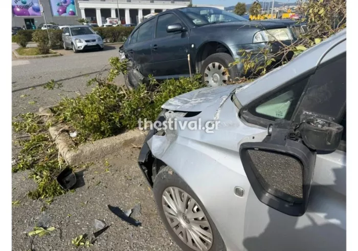 Θεσσαλονίκη: Ηλικιωμένος ένιωσε αδιαθεσία και τράκαρε εννέα οχήματα - Δύο τραυματίες
