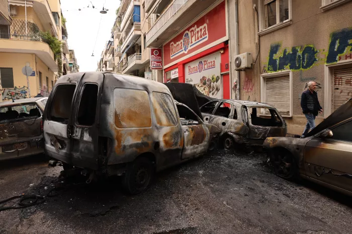 Κυψέλη: Φωτιά σε τέσσερα οχήματα - Έρευνα για το πώς εκδηλώθηκε (εικόνες)