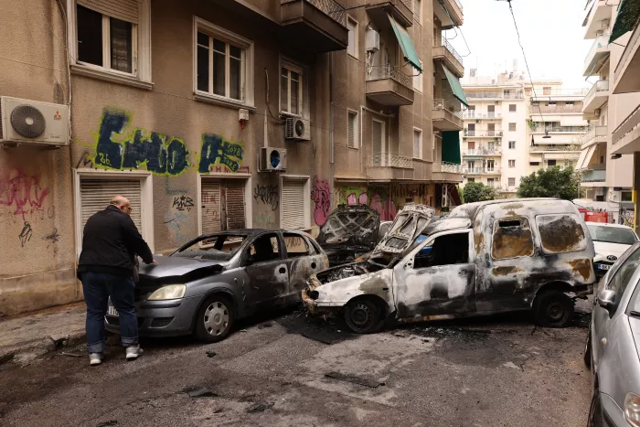 Κυψέλη: Φωτιά σε τέσσερα οχήματα - Έρευνα για το πώς εκδηλώθηκε (εικόνες)