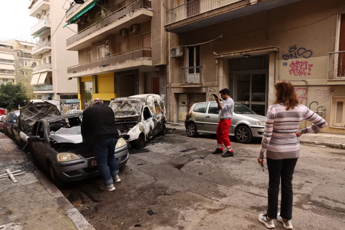 Κυψέλη: Φωτιά σε τέσσερα οχήματα - Έρευνα για το πώς εκδηλώθηκε (εικόνες)