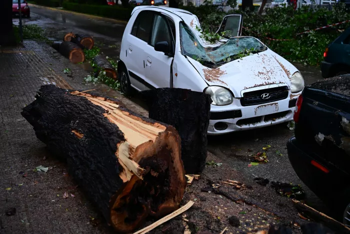 Στο έλεος της «Erminio» η χώρα: Πλημμύρες και ζημιές σε Αττική, Πόρο, Ρόδο, Σίκινο
