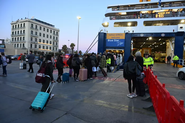 Πασχαλινή έξοδος: «Βουλιάζουν» δρόμοι και λιμάνια στην Αττική