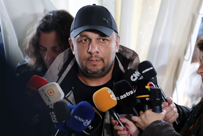 Δίκη για τα Τέμπη: Αποχώρησε με ασθενοφόρο ο Πάνος Ρούτσι (εικόνες)