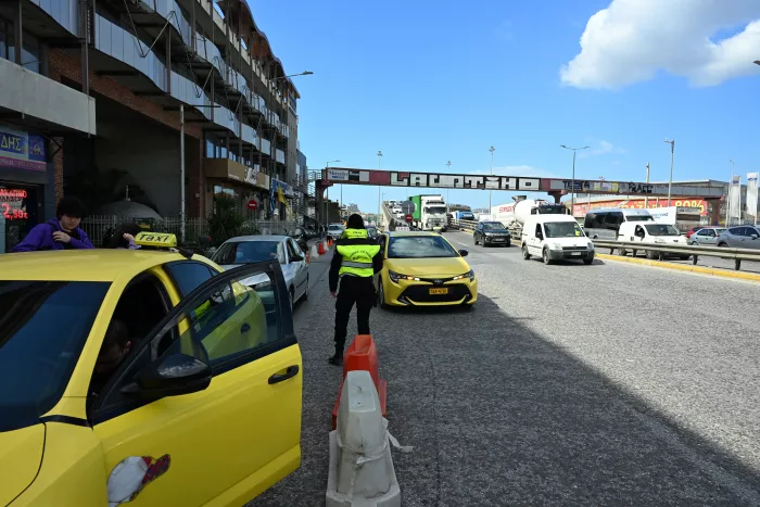 Πασχαλινή έξοδος: «Βουλιάζουν» δρόμοι και λιμάνια στην Αττική