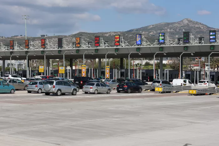 Πασχαλινή έξοδος: «Βουλιάζουν» δρόμοι και λιμάνια στην Αττική