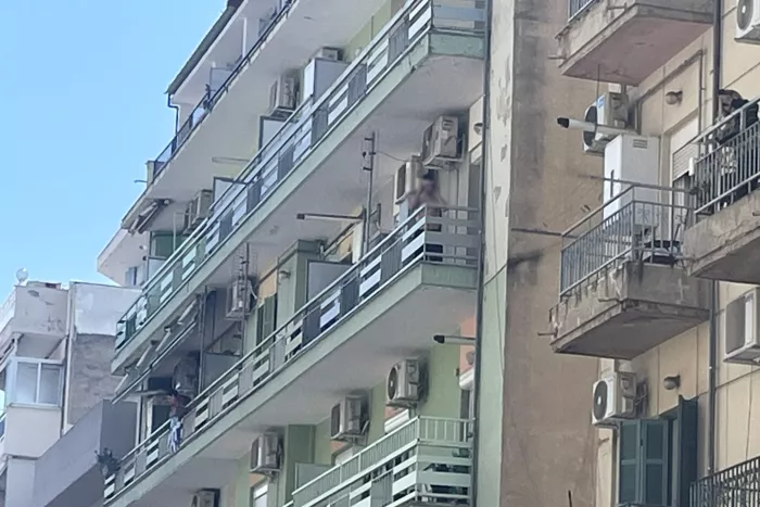 Θεσσαλονίκη: 20χρονος πετά αντικείμενα από μπαλκόνι, ζητά να δει ψυχολόγο