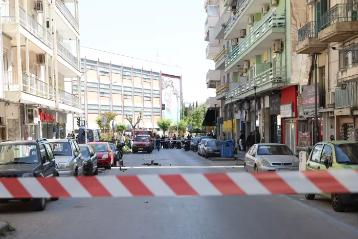 Θεσσαλονίκη: 20χρονος πετά αντικείμενα από μπαλκόνι, ζητά να δει ψυχολόγο