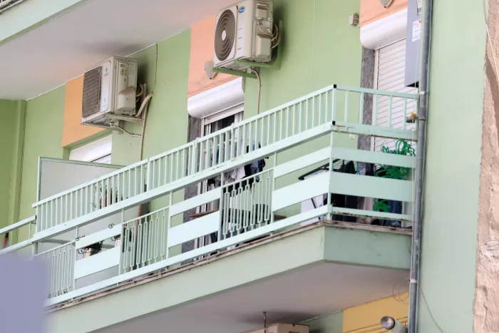 Θεσσαλονίκη: 20χρονος πετά αντικείμενα από μπαλκόνι, ζητά να δει ψυχολόγο