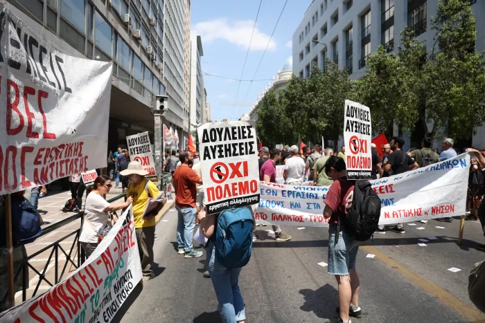 «Δεν μπορούμε να δουλεύουμε 15 ώρες την ημέρα» - Εργαζόμενοι στον επισιτισμό διαδηλώνουν έξω από το ΥΠΕΚΑ