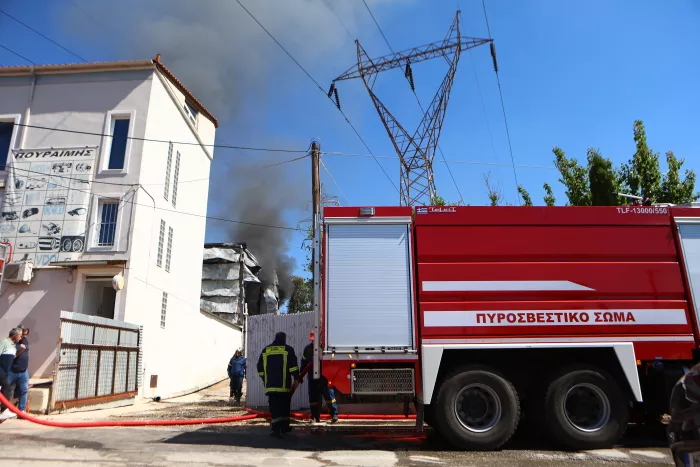 Φωτιά σε κατάστημα ανταλλακτικών αυτοκινήτων στο Μενίδι