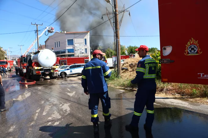 Φωτιά σε κατάστημα ανταλλακτικών αυτοκινήτων στο Μενίδι
