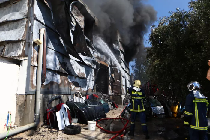 Φωτιά σε κατάστημα ανταλλακτικών αυτοκινήτων στο Μενίδι