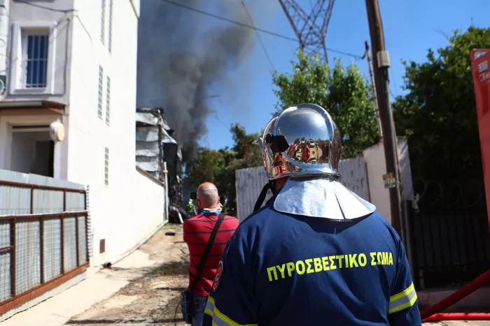 Φωτιά σε κατάστημα ανταλλακτικών αυτοκινήτων στο Μενίδι
