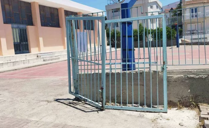 Ηράκλειο Αττικής: Κατέρρευσε σιδερένια πόρτα του προαυλίου σε Δημοτικό