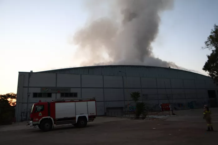 Φωτιά στο Badminton: Υπό μερικό έλεγχο η πυρκαγιά - Μεγάλες φθορές