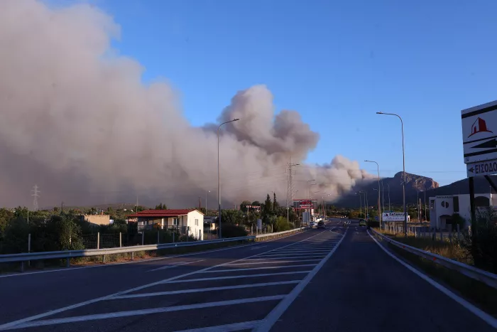 Φωτιά στη Δυτική Αττική: Μάχη σε δύο μεγάλα μέτωπα – Εκκενώθηκε η Αγία Σκέπη