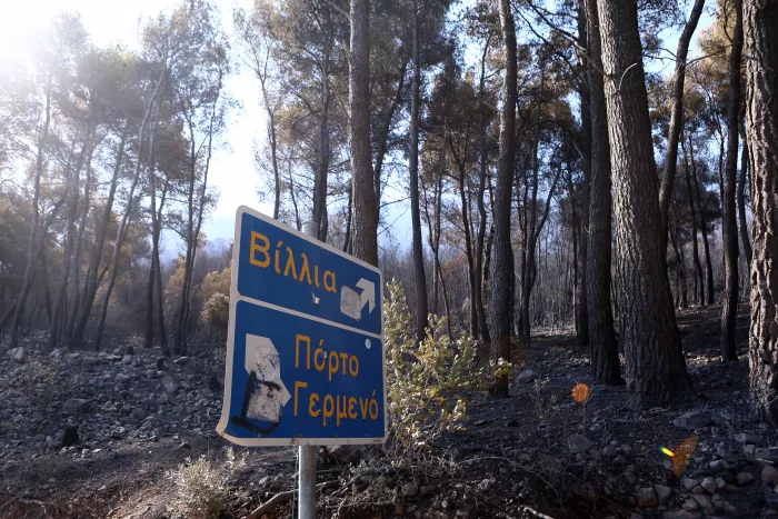 Φωτιά στη Δυτική Αττική: Ενεργές διάσπαρτες εστίες - «Στάχτη» 130.000 στρέμματα