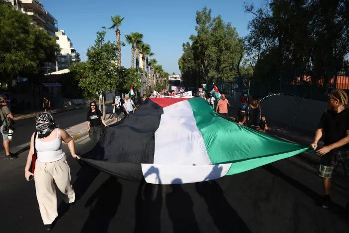 Πειραιάς: Διαδηλωτές απέναντι στην άφιξη του ισραηλινού Crown Iris (εικόνες)