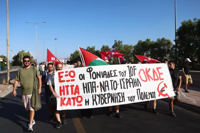 Πειραιάς: Διαδηλωτές απέναντι στην άφιξη του ισραηλινού Crown Iris (εικόνες)