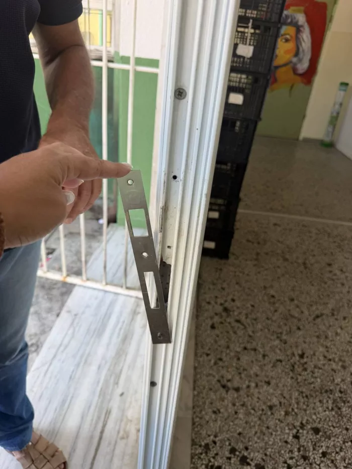 «Η ανοχή μας εξαντλήθηκε» - Σοβάδες που έχουν πέσει, μούχλα, κατεστραμμένοι νιπτήρες, χαλασμένες κλειδαριές και προβλήματα στα κουφώματα περιλαμβάνει η καταγγελία του Συλλόγου Γονέων και Κηδεμόνων