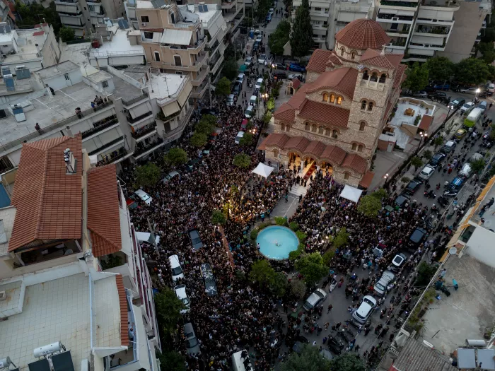 «Όσο ζω, ΜΑΖΩ»: Ξεκίνησε η κηδεία του αγαπημένου τραγουδιστή