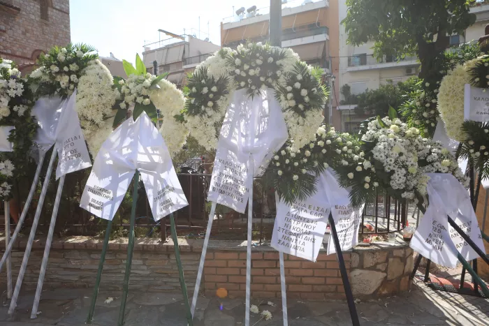 «Όσο ζω, ΜΑΖΩ»: Ξεκίνησε η κηδεία του αγαπημένου τραγουδιστή