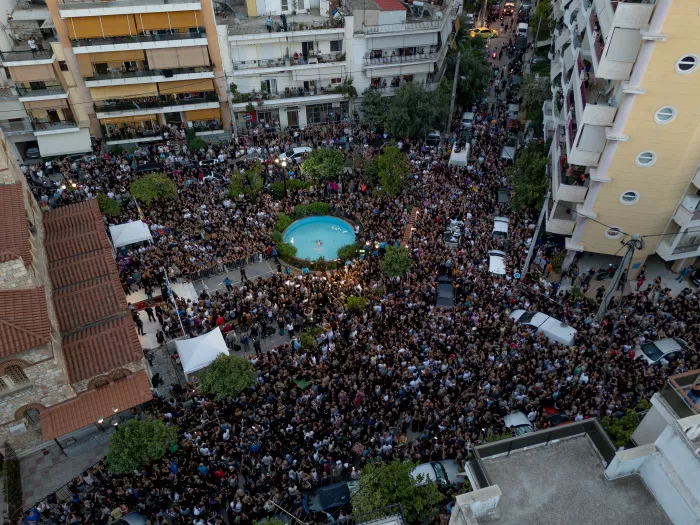 «Όσο ζω, ΜΑΖΩ»: Ξεκίνησε η κηδεία του αγαπημένου τραγουδιστή