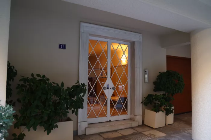 Στο μικροσκόπιο των Αρχών βρίσκονται οι συνθήκες κάτω από τις οποίες ο Γιώργος Μαζωνάκης υπέστη καρδιακή ανακοπή στο ιδιωτικό ιατρείο στο Κολωνάκι, όπου είχε μεταβεί προκειμένου να υποβληθεί σε προγραμματισμένη θεραπεία πλασμαφαίρεσης.  Έρευνα στο ιατρείο Stem Cell βρίσκεται σε εξέλιξη, παρουσία εισαγγελέα, με κλιμάκιο του Ιατρικού Συλλόγου Αθηνών να πραγματοποιεί αυτοψία στον χώρο και να ελέγχει, μεταξύ άλλων, τα μηχανήματα που βρίσκονται στο ιατρείο.  Στο πλαίσιο της έρευνας εξετάζονται τα δεδομένα γύρω α