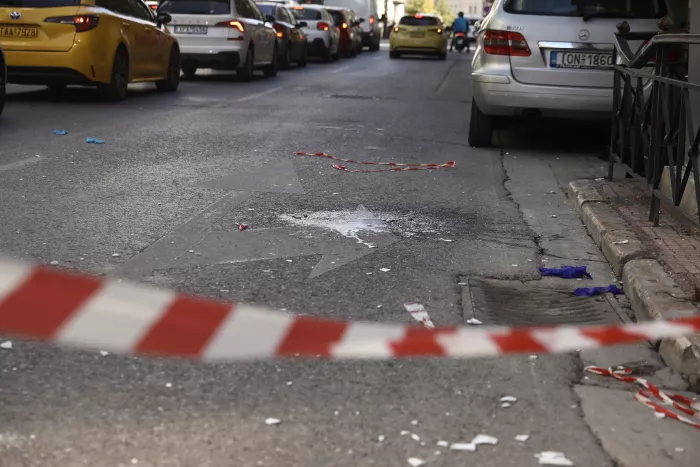 Συναγερμός στην Ομόνοια: Πτώση ατόμου από κτίριο
