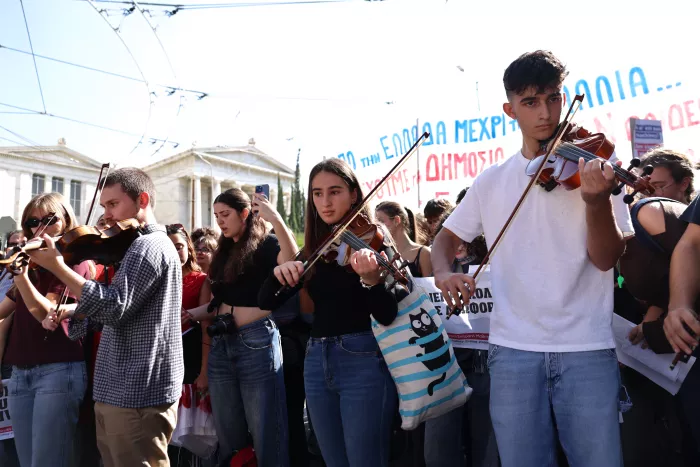 Ξεκίνησε το μεγαλειώδες πανεκπαιδευτικό συλλαλητήριο - Χιλιάδες έχουν κατακλύσει το κέντρο της Αθήνας