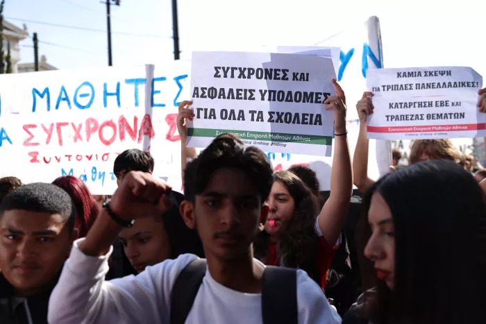 Η νεολαία απαντά με αποφασιστικότητα στην κυβέρνηση, ξεκαθαρίζοντας πως η μόρφωση και η ασφάλειά της είναι αδιαπραγμάτευτα δικαιώματα