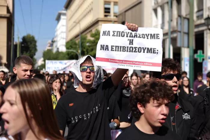 Ολοκληρώθηκε το τεράστιο πανεκπαιδευτικό συλλαλητήριο - «Ελλάδα, Ισπανία, Γαλλία, Αλβανία, είμαστε στο δρόμο για δωρεάν παιδεία» (εικόνες)