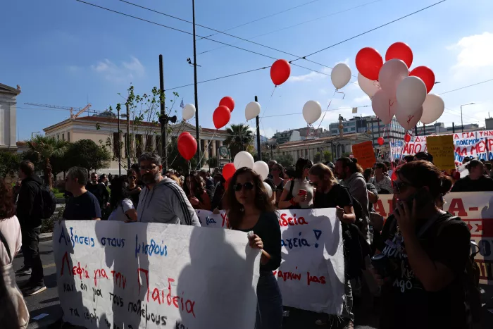 Ολοκληρώθηκε το τεράστιο πανεκπαιδευτικό συλλαλητήριο - «Ελλάδα, Ισπανία, Γαλλία, Αλβανία, είμαστε στο δρόμο για δωρεάν παιδεία» (εικόνες)