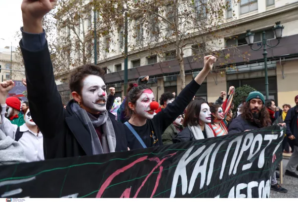 Πορεία καλλιτεχνών και εκπαιδευτικών στο κέντρο της Αθήνας