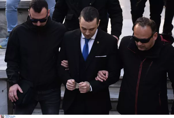 Κασιδιάρης: Με χειροπέδες ορκίστηκε σήμερα δημοτικός σύμβουλος Αθηναίων
