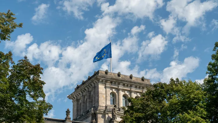 Πώς θα δουλέψετε στο ευρωπαϊκό δημόσιο με μισθό +6.000 ευρώ