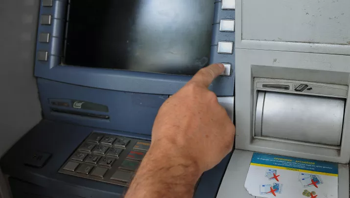 ΟΠΕΚΑ: Επίδομα 391 ευρώ τον μήνα - Ποιοι το δικαιούνται