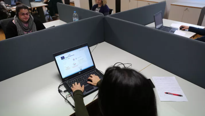 Δημόσιοι υπάλληλοι: Ποιοι θα δουν αύξηση έως 300 ευρώ τον μήνα