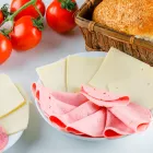 Το κόλπο για να μην ξεραίνονται αλλαντικά και τυριά στο ψυγείο