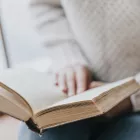 Πώς λέγεται στα ελληνικά η λέξη «αγκαζέ»