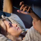 Γιατί δεν ξεκουράζεσαι ποτέ: Το λάθος που κάνεις με το κινητό πριν κοιμηθείς