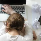 Ιστορίες εργασιακής τρέλας: «Η πίεση μετατράπηκε σε πονοκεφάλους, σε αϋπνίες, σε κρίσεις άγχους που με έπιαναν μέσα στο μετρό»