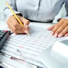 Αύξηση κατώτατου μισθού: Τι θα δουν στην τσέπη τους οι εργαζόμενοι