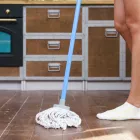 Το «αθώο» λάθος στο σφουγγάρισμα που γεμίζει το πάτωμα βακτήρια