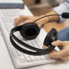 Ιστορίες εργασιακής τρέλας σε call center: «Είμαστε στοιβαγμένοι σαν σαρδέλες»