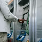 ΟΠΕΚΑ: Μηνιαίο επίδομα έως 750 ευρώ σε γονείς - Δείτε εάν το δικαιούστε